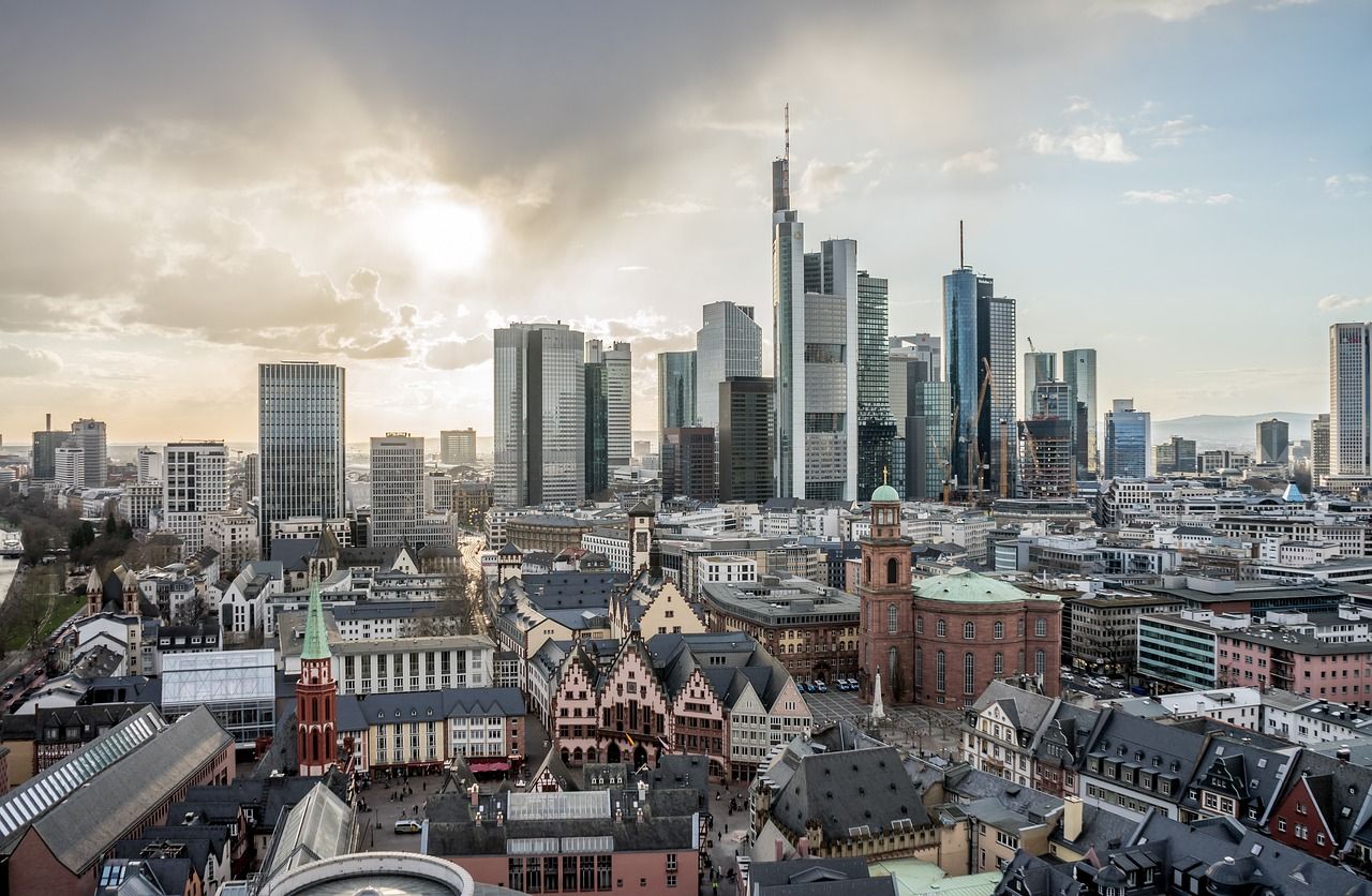 https://bewerbung.medizin.pte.hu/static-files/49250/building-7092747_1280._w_1920_h_1080.jpg