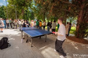 https://bewerbung.medizin.pte.hu/static-files/55633/AOK_parkatadas_2025_04_csortos._w_300_h_300.jpg