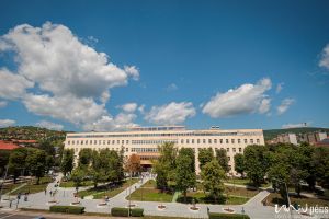 https://bewerbung.medizin.pte.hu/static-files/55636/AOK_parkatadas_2025_08_csortos._w_300_h_300.jpg