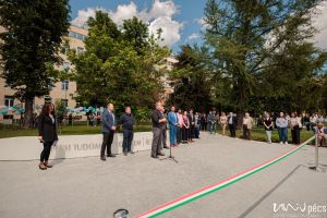 https://bewerbung.medizin.pte.hu/static-files/55649/AOK_parkatadas_2025_21_csortos._w_300_h_300.jpg